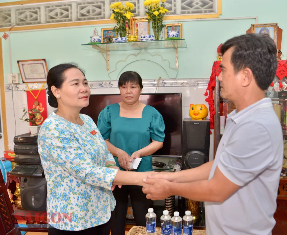 Chủ tịch HĐND TPHCM Nguyễn Thị Lệ thăm các hộ dân bị ảnh hưởng bởi dự án đường Vành đai 3 qua TPHCM. Ảnh: CAO THĂNG