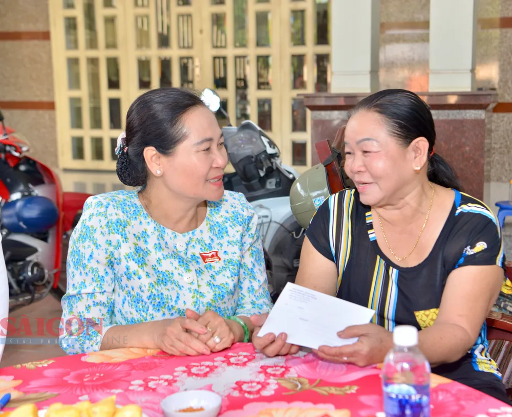 Chủ tịch HĐND TPHCM Nguyễn Thị Lệ thăm các hộ dân bị ảnh hưởng bởi dự án đường Vành đai 3 qua TPHCM. Ảnh: CAO THĂNG