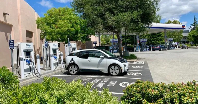 Số điểm sạc tại châu Âu và Bắc Mỹ sẽ đạt 4,4 triệu vào năm 2024 (Ảnh: Kiosk Marketplace) Số điểm sạc tại châu Âu và Bắc Mỹ sẽ đạt 4,4 triệu vào năm 2024 (Ảnh: Kiosk Marketplace)