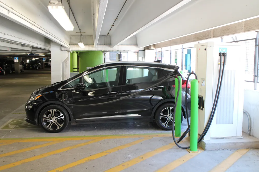 Xe điện Chevrolet Bolt EV tại một trạm sạc nhanh EVgo trong một khu dân cư ở Mỹ (Ảnh: Green Car Reports) Xe điện Chevrolet Bolt EV tại một trạm sạc nhanh EVgo trong một khu dân cư ở Mỹ (Ảnh: Green Car Reports)
