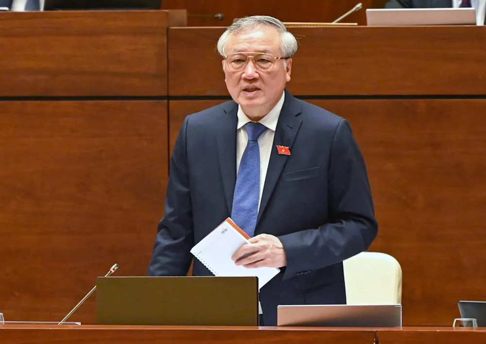 Chánh án Tòa án nhân dân tối cao Nguyễn Hòa Bình trả lời chất vấn. Ảnh: VIẾT CHUNG