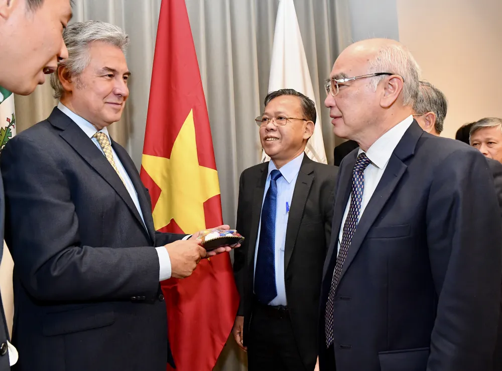 Các đồng chí lãnh đạo TPHCM trao đổi cùng Lãnh sự Danh dự Việt Nam tại bang Jalisco - ông Miguel Angle Landeros. Ảnh: VIỆT DŨNG Các đồng chí lãnh đạo TPHCM trao đổi cùng Lãnh sự Danh dự Việt Nam tại bang Jalisco - ông Miguel Angle Landeros. Ảnh: VIỆT DŨNG