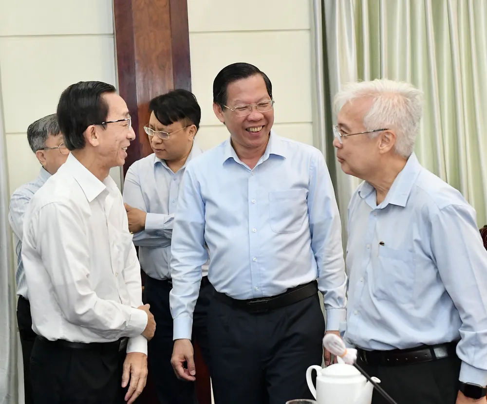 Chủ tịch UBND TPHCM Phan Văn Mãi trao đổi cùng các đại biểu tại tọa đàm. Ảnh: VIỆT DŨNG Chủ tịch UBND TPHCM Phan Văn Mãi trao đổi cùng các đại biểu tại tọa đàm. Ảnh: VIỆT DŨNG