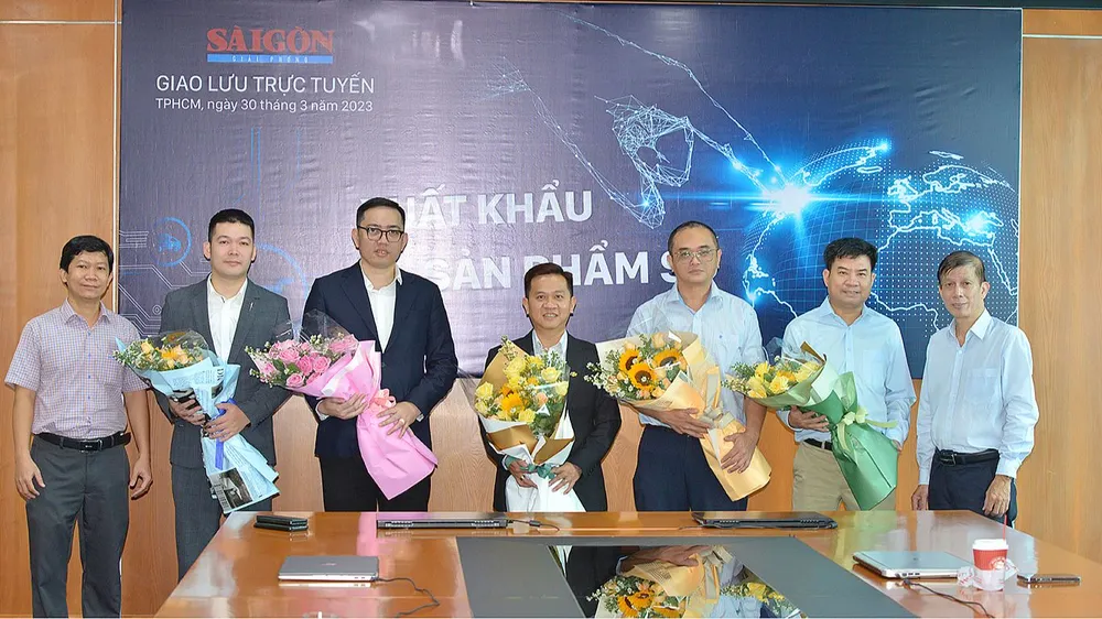 Phó Tổng Biên tập Báo SGGP Nguyễn Khắc Văn tặng hoa cảm ơn khách mời dự buổi giao lưu trực tuyến. Ảnh: CAO THĂNG