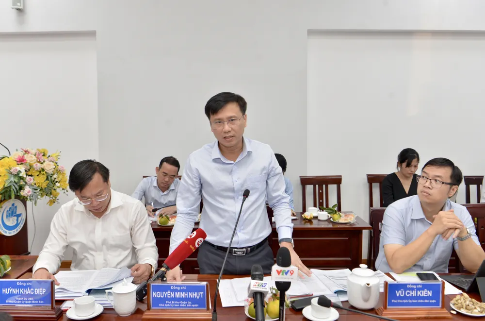 Chủ tịch UBND quận Bình Tân Nguyễn Minh Nhựt phát biểu tại buổi làm việc. Ảnh: CAO THĂNG Chủ tịch UBND quận Bình Tân Nguyễn Minh Nhựt phát biểu tại buổi làm việc. Ảnh: CAO THĂNG