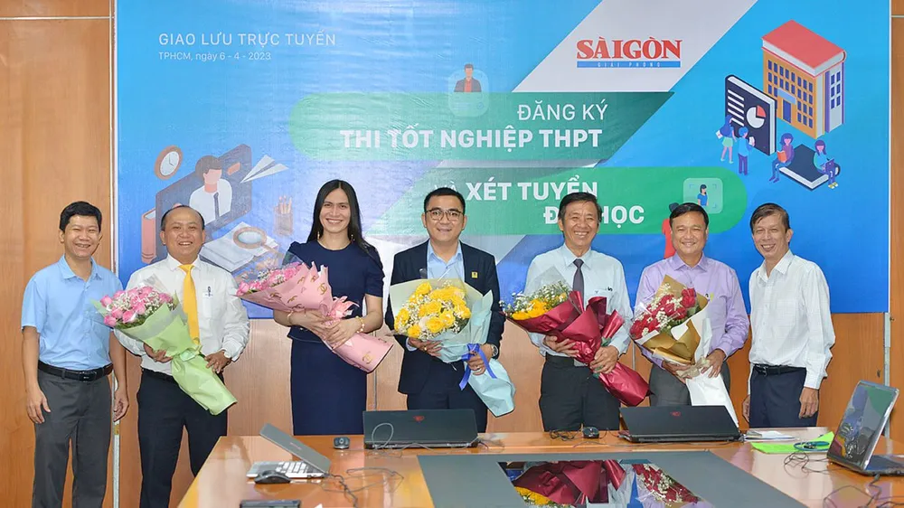 Phó Tổng Biên tập Báo SGGP Nguyễn Khắc Văn (bìa phải) tặng hoa cảm ơn khách mời tham dự buổi giao lưu trực tuyến. Ảnh: CAO THĂNG