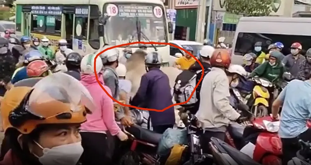 Con bò "điên" húc vào người đi xe máy trên Quốc lộ 1. Ảnh cắt từ clip