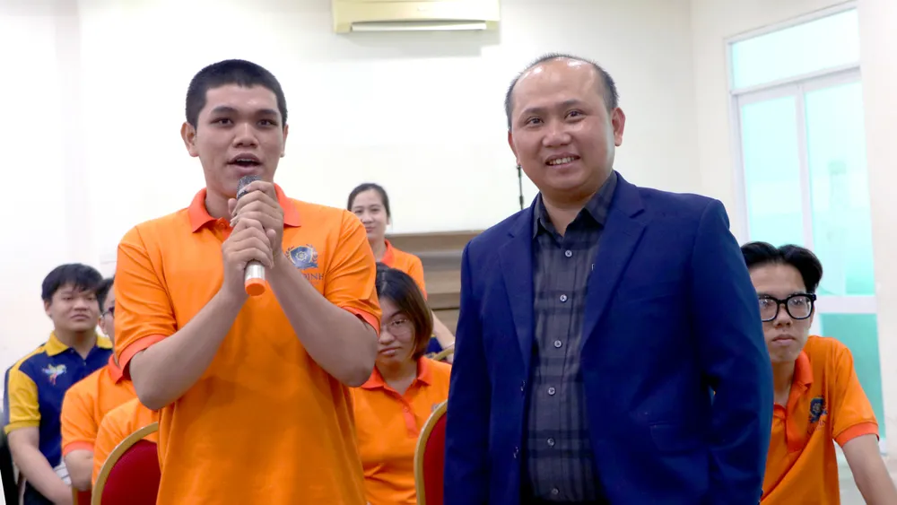 Võ Minh Hiển (sinh viên chương trình tài năng) trao đổi lưu loát bằng tiếng Anh và tiếng Hàn với GS.TS Ahn Soon Kil. Ảnh: MỸ NGỌC