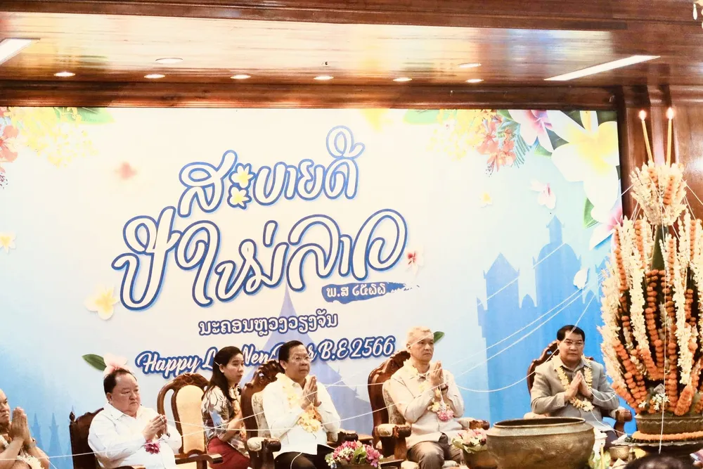 Đồng chí Phan Văn Mãi tham dự lễ buộc chỉ tay nhân dịp Tết cổ truyền Bunpimay tại Tòa Đô chính Vientiane, Lào