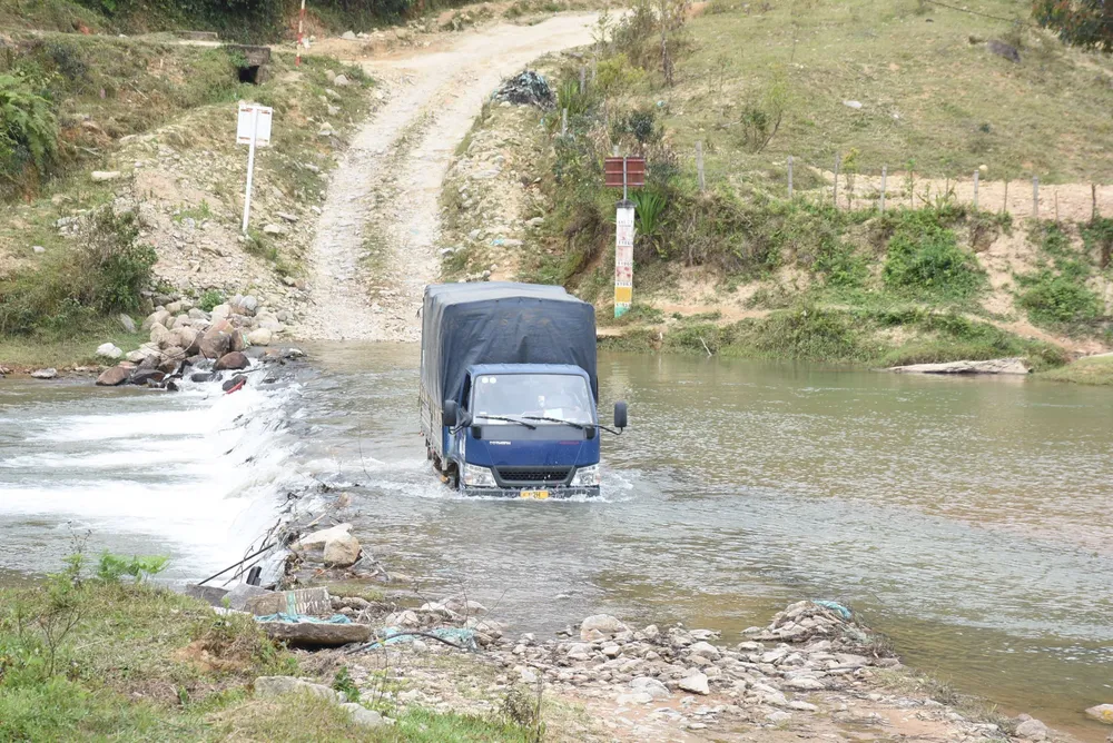 Ngầm Kô Chất (xã Măng Bút) của dự án Đường Ngọc Hoàng - Măng Bút - Tu Mơ Rông - Ngọc Linh chưa được làm cầu, thường xuyên ngập nước vào mùa mưa bão
