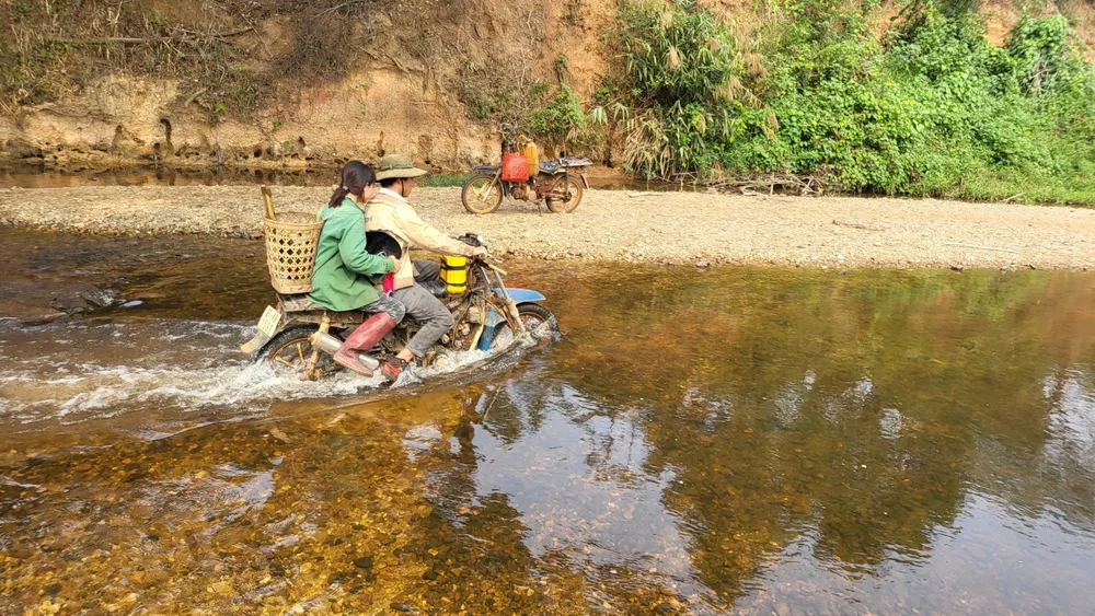 Người dân vượt suối A Reng để qua khu sản xuất