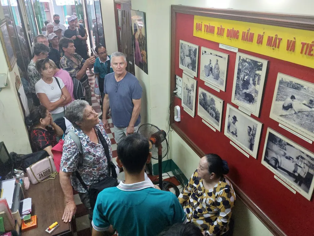 Đoàn khách Australia trải nghiệm điểm đến trong tour Biệt động Sài Gòn vào ngày 11-4-2023