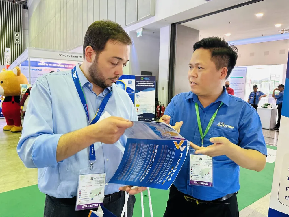 Ông Trần Quân, Giám đốc LabVIETCHEM, tư vấn cho khách hàng tại Triển lãm Analytica 2023