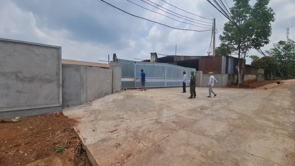 Người dân ở thôn 5 phản ứng việc gây ô nhiễm trước nhà máy sản xuất viên nén gỗ