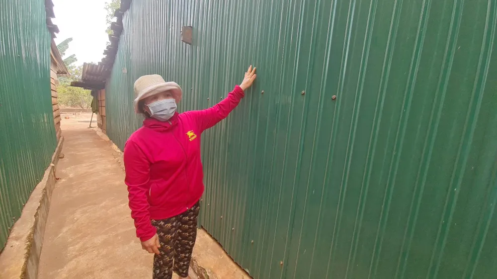 Khói bụi từ nhà máy bám đầy vách tôn nhà bà Nga