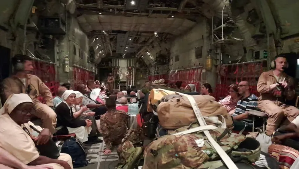 Công dân Ý lên máy bay C130 của Không quân Ý trong quá trình sơ tán khỏi Khartoum, Sudan, ngày 24-4. Ảnh: REUTERS Công dân Ý lên máy bay C130 của Không quân Ý trong quá trình sơ tán khỏi Khartoum, Sudan, ngày 24-4. Ảnh: REUTERS