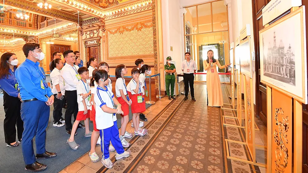 Thanh thiếu niên tham quan Trụ sở HĐND và UBND TPHCM. Ảnh: VIỆT DŨNG