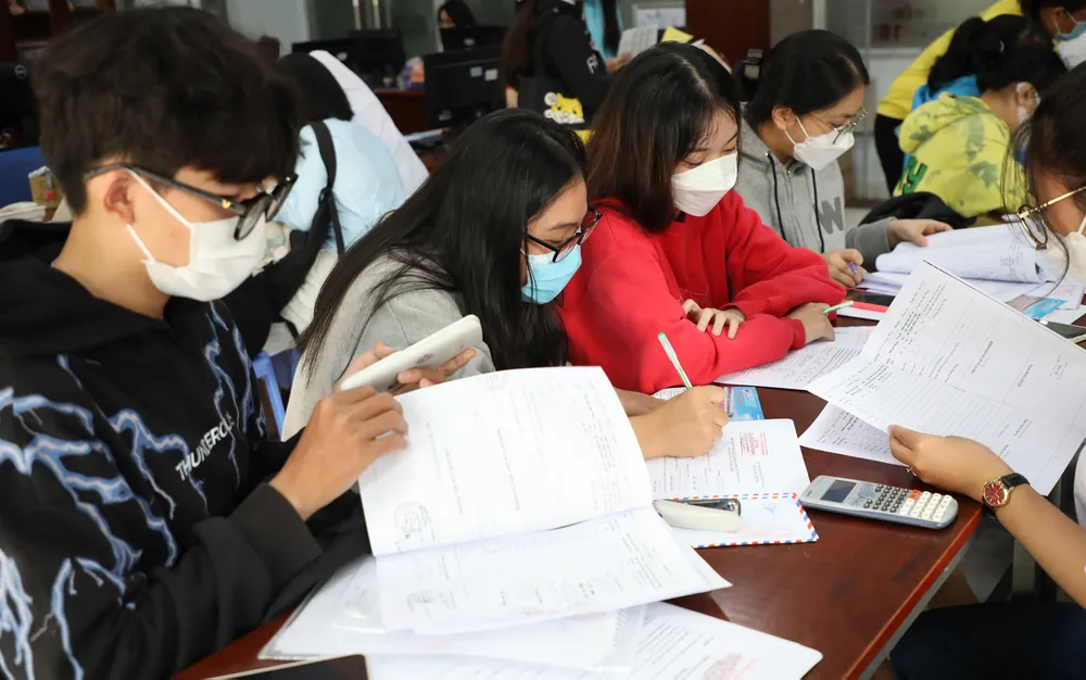 Thí sinh đăng ký xét tuyển học bạ THPT vào Trường ĐH Công nghiệp Thực phẩm TPHCM năm 2022. Ảnh: VU GIA Thí sinh đăng ký xét tuyển học bạ THPT vào Trường ĐH Công nghiệp Thực phẩm TPHCM năm 2022. Ảnh: VU GIA