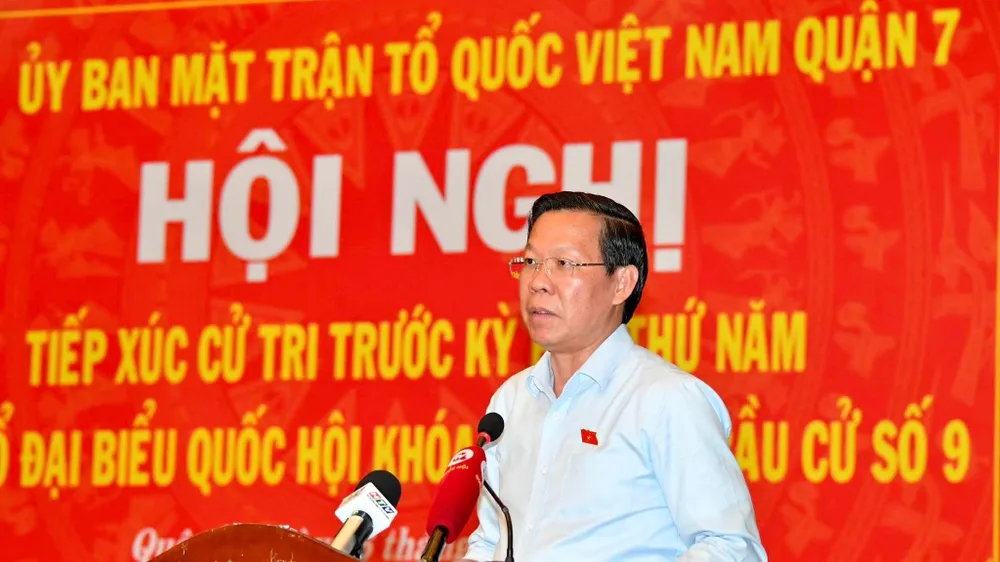 Chủ tịch UBND TPHCM Phan Văn Mãi trao đổi với cử tri quận 7. Ảnh: VIỆT DŨNG