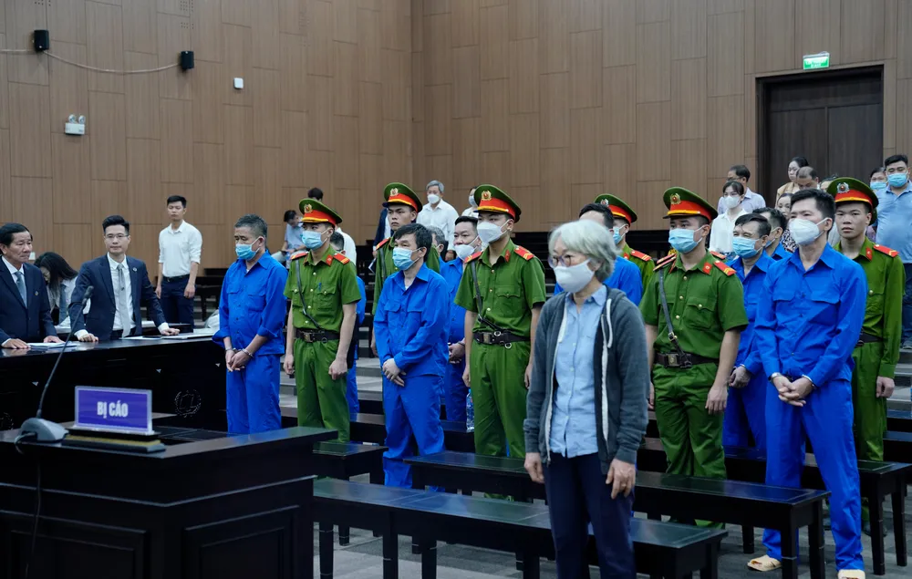 Các bị cáo tại phiên tòa sáng 10-5. Ảnh: ĐỖ TRUNG