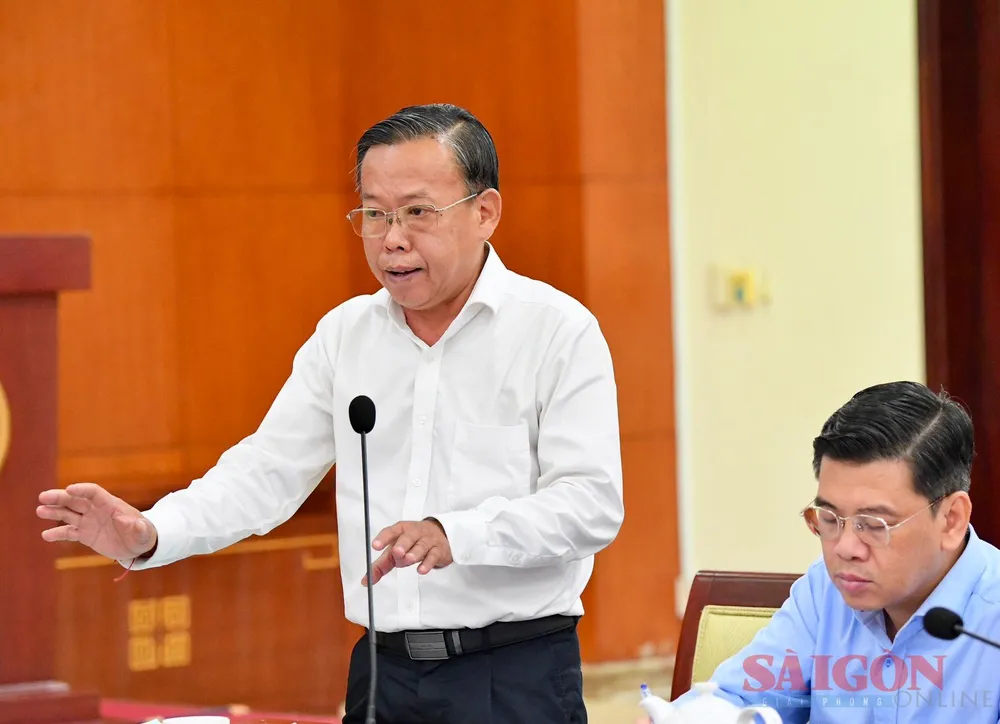 Bí thư Thành ủy TP Thủ Đức Nguyễn Hữu Hiệp chia sẻ kinh nghiệm thực tiễn về củng cố, nâng cao chất lượng hoạt động của hệ thống chính trị cơ sở. Ảnh: VIỆT DŨNG