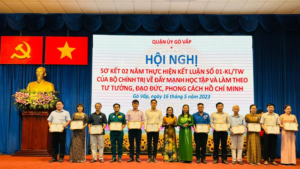 Trung tướng Nguyễn Văn Nam và lãnh đạo quận Gò Vấp trao khen thưởng các cá nhân, tập thể điển hình học tập và làm theo tư tưởng, đạo đức, phong cách Hồ Chí Minh. Ảnh: CHÍ THẠCH