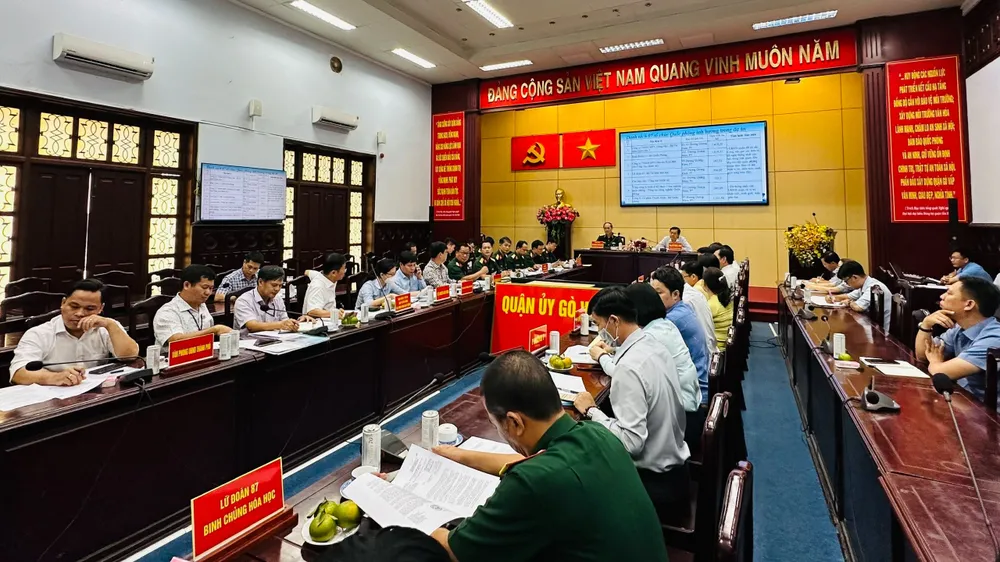 Các đại biểu tham dự buổi làm việc về dự án mở rộng, nâng cấp đường Dương Quảng Hàm. Ảnh: CHÍ THẠCH