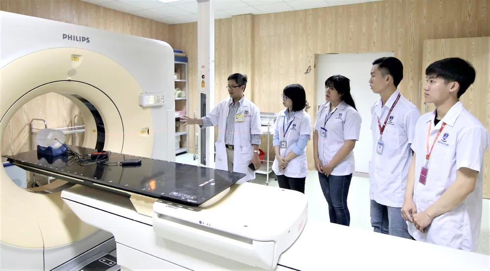 Sinh viên ngành Y đa khoa Trường ĐH Nguyễn Tất Thành (TPHCM) trong giờ học thực hành