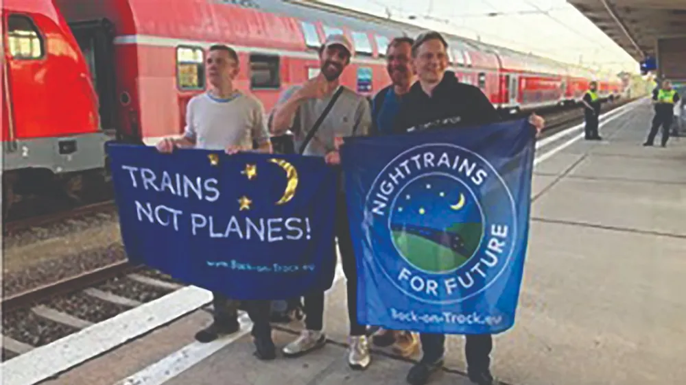 Vận động thay máy bay bằng tàu hỏa trên một sân ga Berlin, Đức Ảnh: THE GUARDIAN