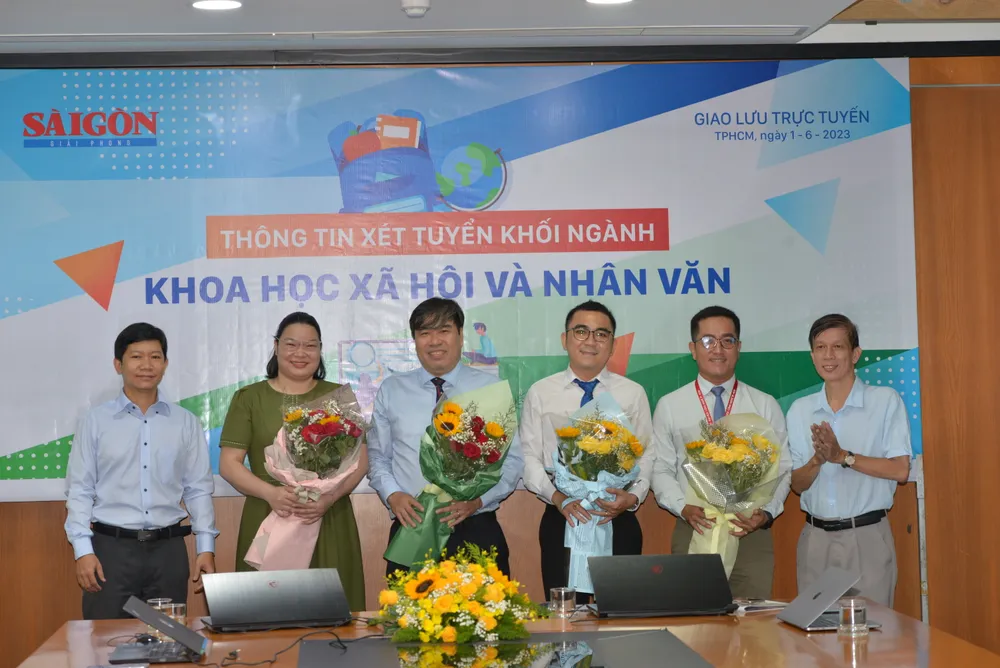 Phó Tổng Biên tập Báo SGGP Nguyễn Khắc Văn (bìa phải) tặng hoa cho các khách mời. Ảnh: CAO THĂNG