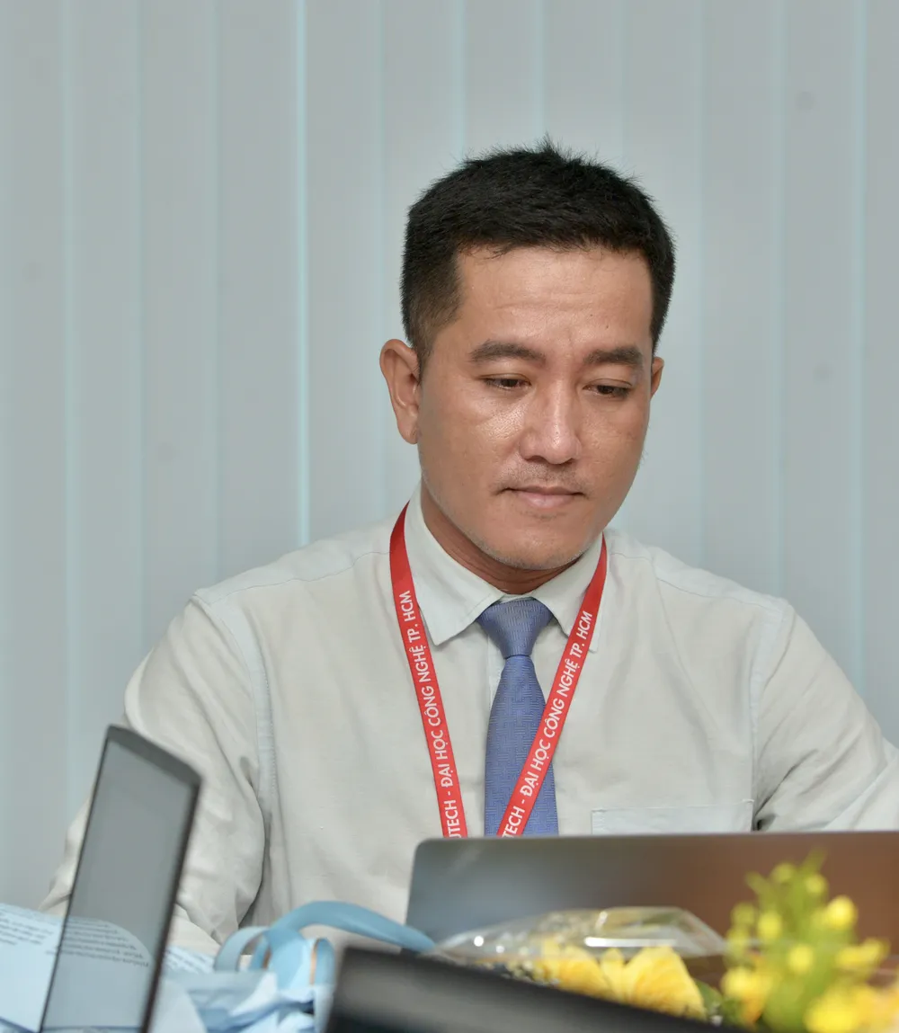 Th.S Nguyễn Trần Ngọc Phương, Giám đốc Trung tâm Marketing và Phát triển thương hiệu (Trường ĐH Công nghệ TPHCM) trả lời thắc mắc của độc giả. Ảnh: CAO THĂNG