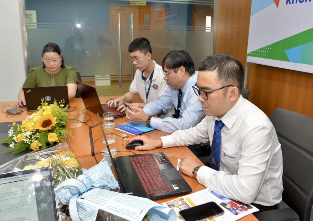 Khách mời đang trả lời thắc mắc của bạn đọc. Ảnh: CAO THĂNG