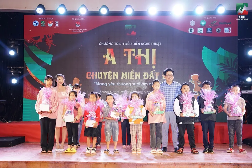 Trao học bổng cho trẻ em nghèo hiếu học