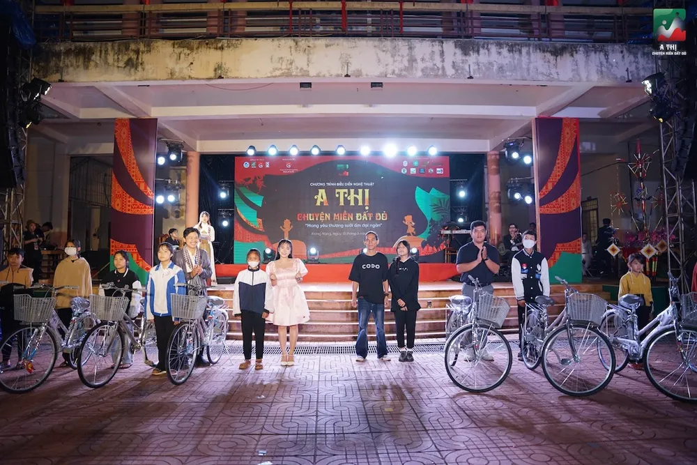 Trao 15 xe đạp cho trẻ em đồng bào dân tộc thiểu số có hoàn cảnh đặc biệt khó khăn tại Krông Năng, tỉnh Đắk Lắk