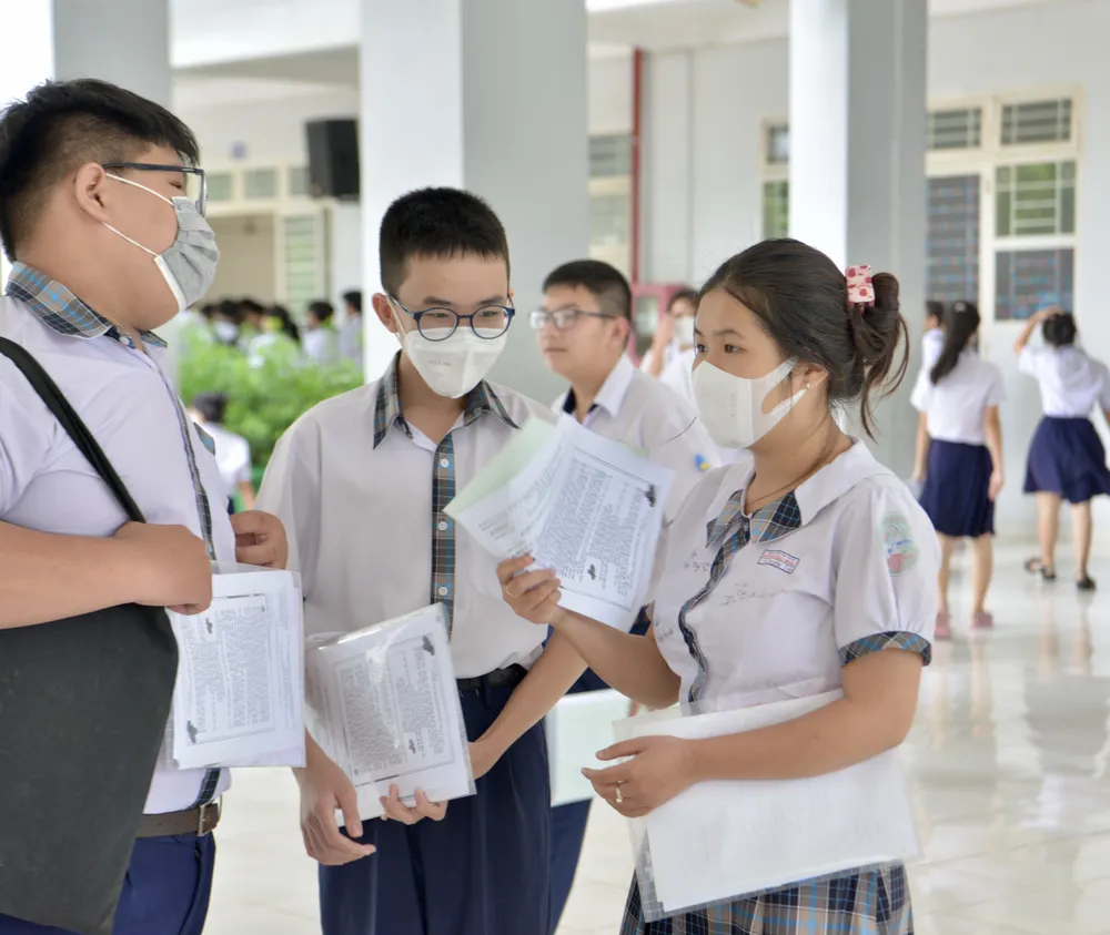 Thí sinh trao đổi sau giờ thi môn Ngữ văn sáng 6-6. Ảnh: CAO THĂNG Thí sinh trao đổi sau giờ thi môn Ngữ văn sáng 6-6. Ảnh: CAO THĂNG