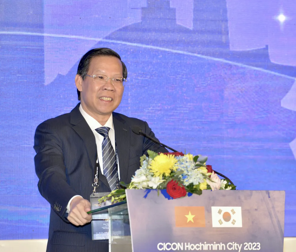 Chủ tịch UBND TPHCM Phan Văn Mãi phát biểu tại diễn đàn. Ảnh: CAO THĂNG