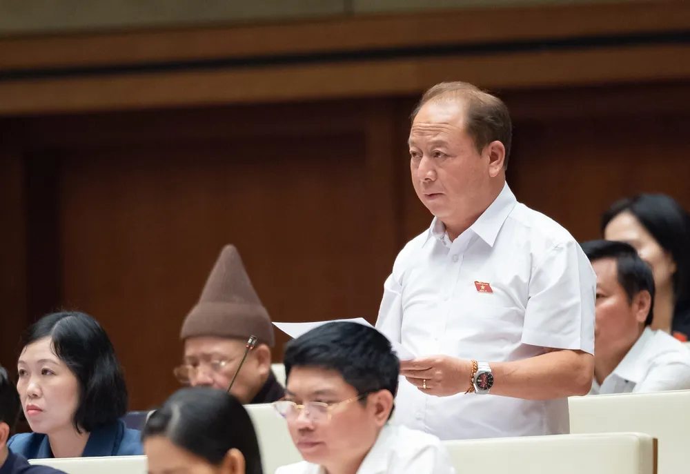 Đại biểu Sùng A Lềnh (Lào Cai) chất vấn sáng 8-6. Ảnh: QUANG PHÚC