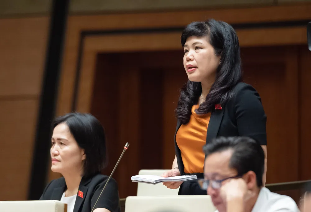Đại biểu Nguyễn Thị Thu Hà (Quảng Ninh) chất vấn sáng 8-6. Ảnh: QUANG PHÚC