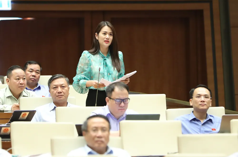 Đại biểu Vương Thị Hương (Hà Giang) chất vấn sáng 8-6. Ảnh: QUANG PHÚC Đại biểu Vương Thị Hương (Hà Giang) chất vấn sáng 8-6. Ảnh: QUANG PHÚC