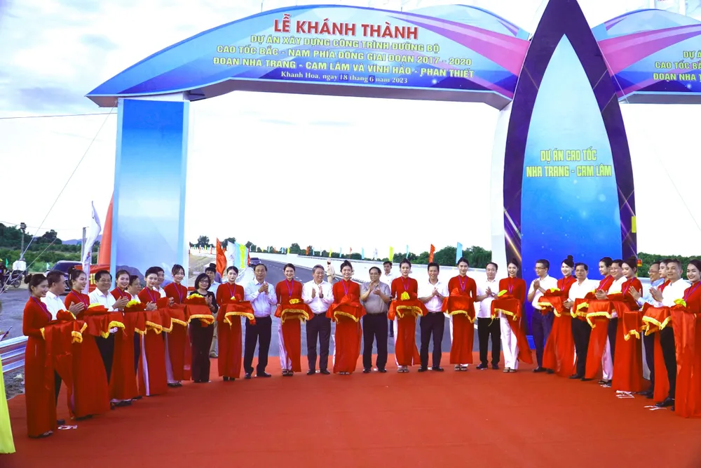 Thủ tướng cắt băng khánh thành Thủ tướng cắt băng khánh thành