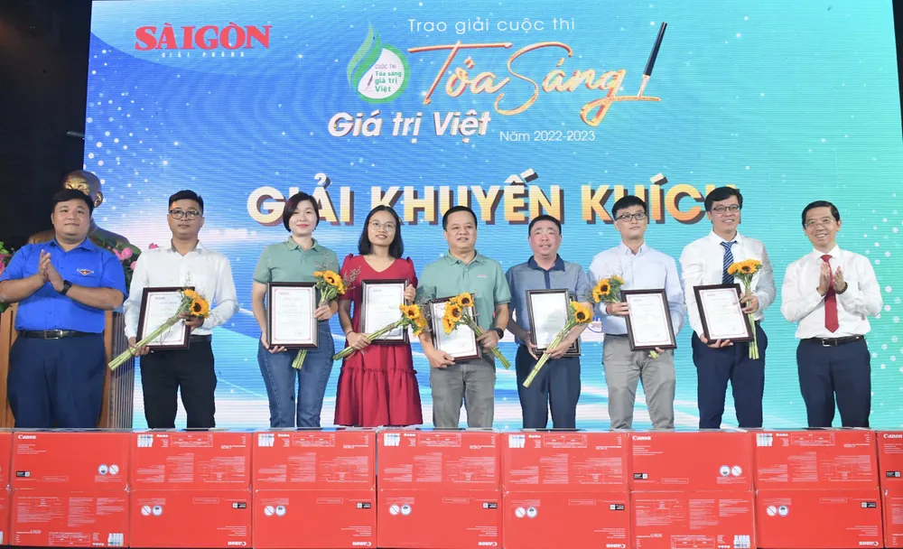 Các tác giả đoạt giải Khuyến khích của cuộc thi. Ảnh: VIỆT DŨNG Các tác giả đoạt giải Khuyến khích của cuộc thi. Ảnh: VIỆT DŨNG