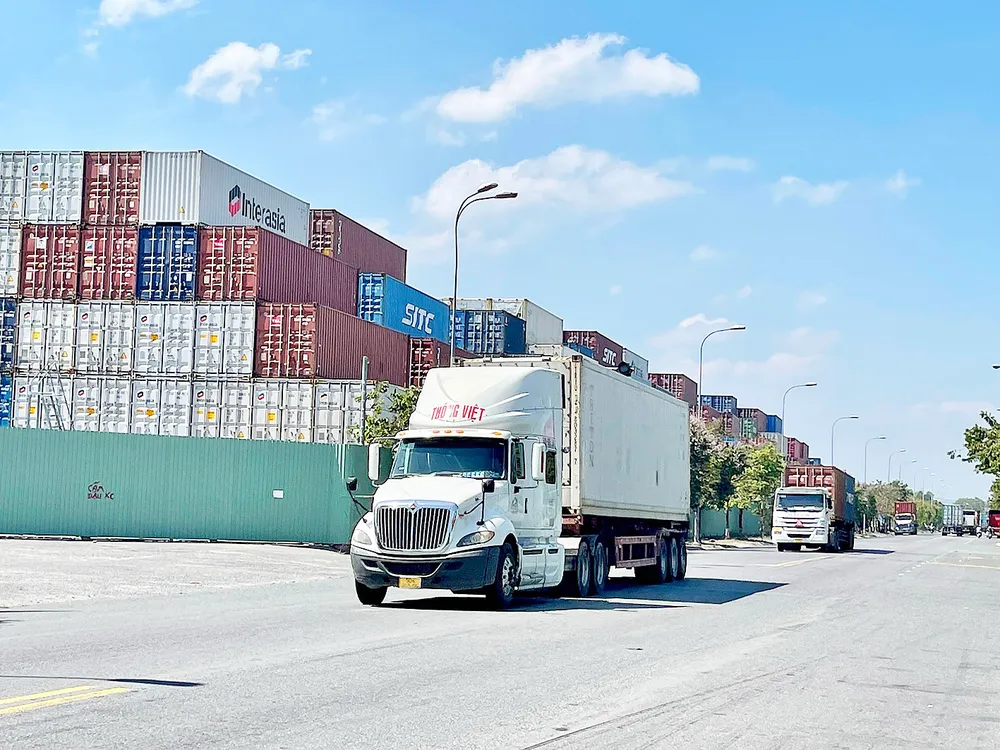 Hàng hóa lưu thông vào cảng Cát Lái, TPHCM. Ảnh: HOÀNG HÙNG