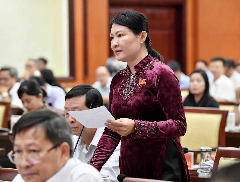 ĐB Đoàn Thị Ngọc Cẩm (Cần Giờ) đặt câu hỏi tại kỳ họp. Ảnh: VIỆT DŨNG