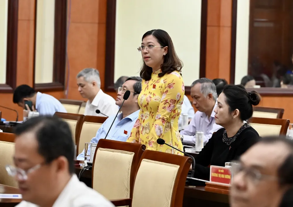 ĐB Huỳnh Đăng Hà Tuyên (quận Bình Tân) đặt câu hỏi chất vấn tại kỳ họp. Ảnh: VĂN MINH