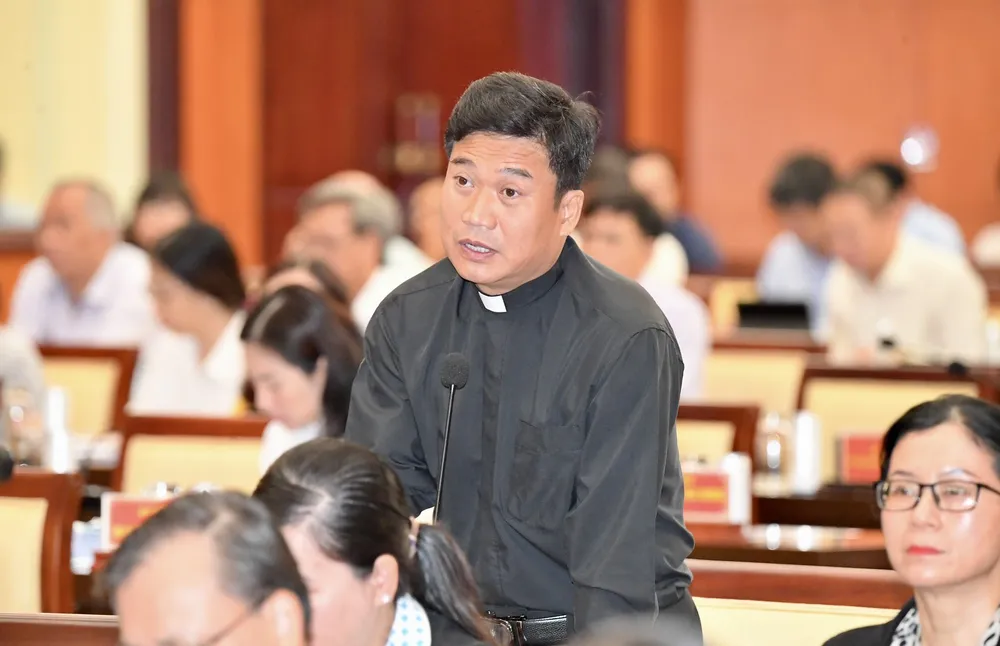 Linh Mục Trần Quang Hưng (quận 7) đặt câu hỏi tại kỳ họp. Ảnh: VIỆT DŨNG