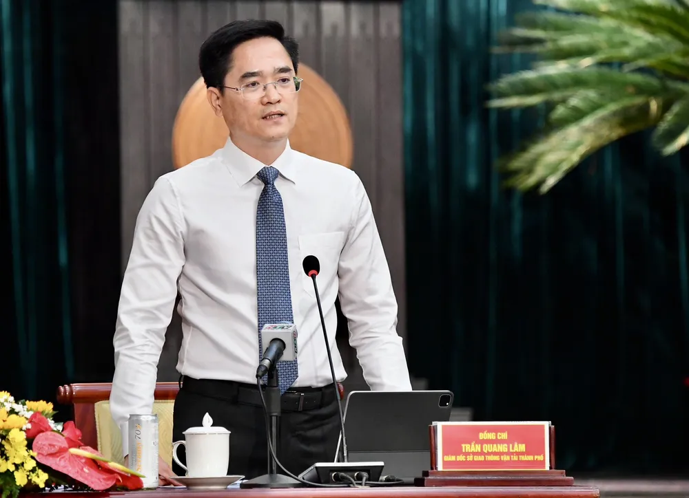 Giám đốc Sở GTVT TPHCM Trần Quang Lâm trả lời chất vấn. Ảnh: VIỆT DŨNG