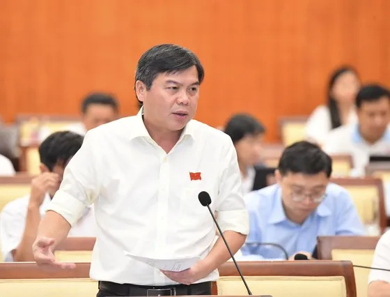 ĐB Tăng Hữu Phong nêu nhiều ý kiến trong buổi thảo luận tại tổ của HĐND TPHCM chiều ngày 10-7. Ảnh: VIỆT DŨNG