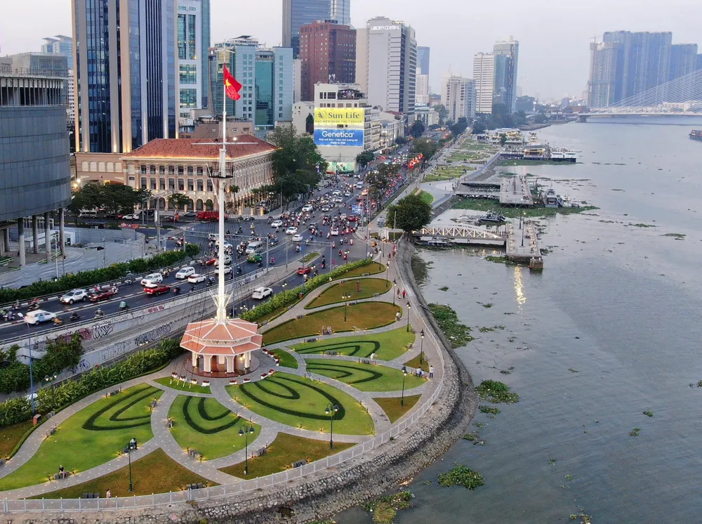 TPHCM đẹp lung linh nhìn từ hướng cột cờ Thủ Ngữ. Ảnh: HOÀNG HÙNG