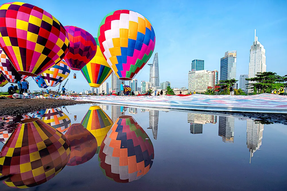 Thả khinh khí cầu trên sông Sài Gòn vào các dịp lễ lớn của đất nước. Ảnh: NSNA BÙI QUỐC SỸ