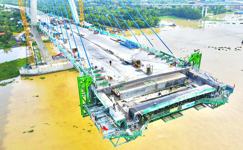 Nhịp chính cầu Mỹ Thuận 2 đang dài thêm mỗi ngày để nối đôi bờ sông Tiền